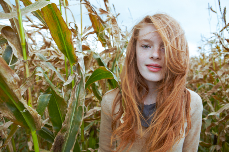 Jeune fille regardant la caméra, photo pour le Projet Engage. Un projet du Studio DPE