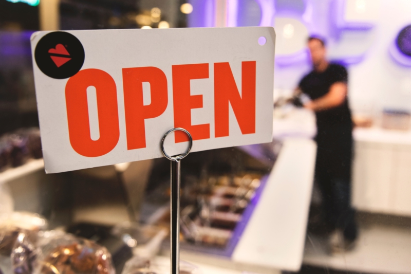 Panneau "Open" d'une boutique, photo d'inspiration pour Bonibox. Un projet du Studio DPE